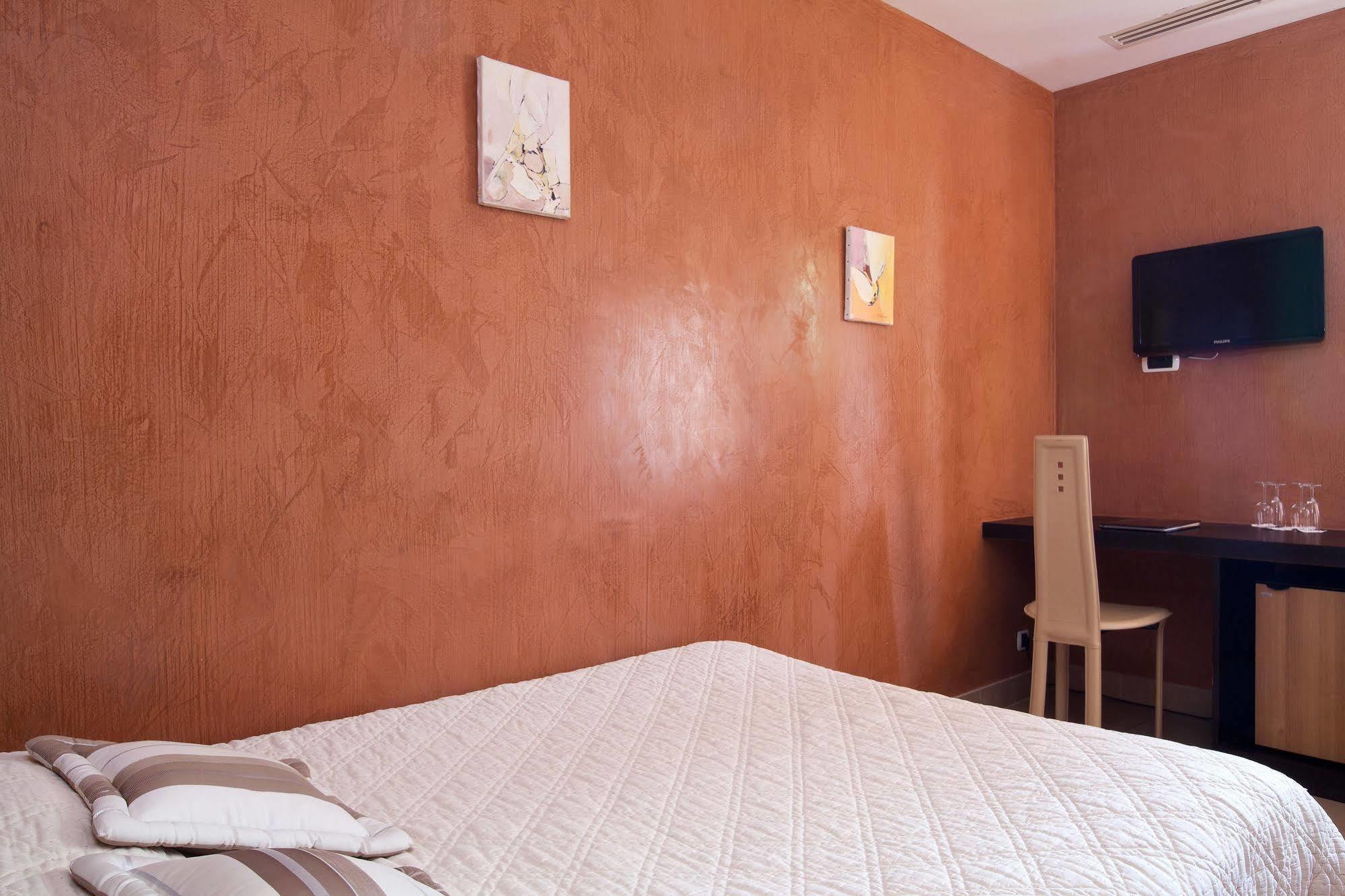 Hostellerie Du Chateau Des Fines Roches Châteauneuf-du-Pape المظهر الخارجي الصورة